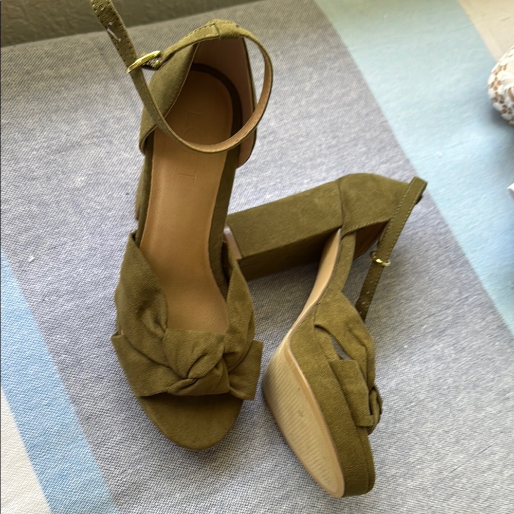 Elegant Green Heels with Comfort and Style